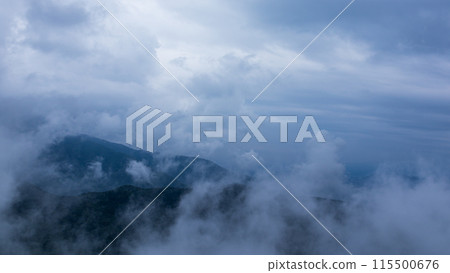 雨天雲彩覆蓋山頂 115500676