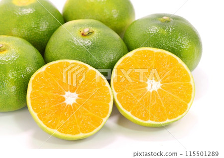 靜岡縣西浦柑橘,早熟,切,橫切面,明亮背景 靜岡縣西浦柑橘,早熟,切,橫切面,明亮背景 115501289