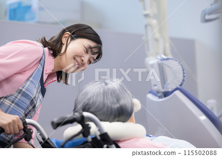 照顧坐在輪椅上的老人的形象:微笑的護理人員的特寫 照顧坐在輪椅上的老人的形象:微笑的護理人員的特寫 115502088