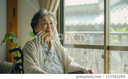 坐在輪椅上的高級 115502269