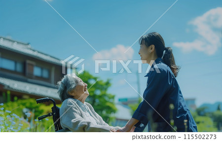 坐在輪椅上的高級 115502273