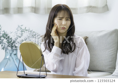 年輕女子照鏡子感到沮喪 年輕女子照鏡子感到沮喪 115503124