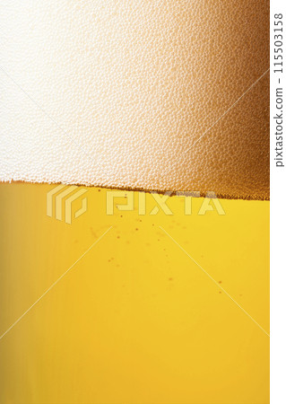 生啤酒倒入玻璃杯中，特寫 115503158