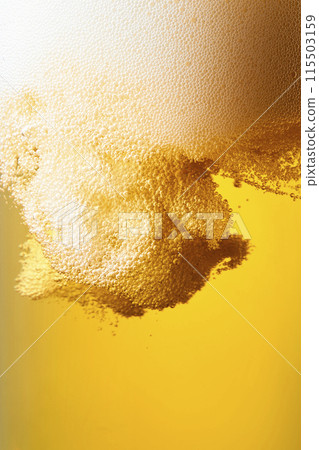 生啤酒倒入玻璃杯中，特寫 115503159