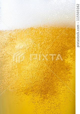 生啤酒倒入玻璃杯中，特寫 115503162