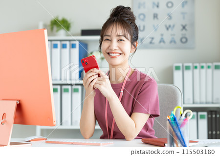 Young woman working at home 115503180