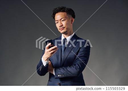 商人在智慧型手機上交談 115503329