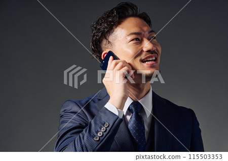 Businessman talking on a smartphone 115503353
