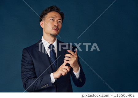 Businessmen using smartphones 115503402