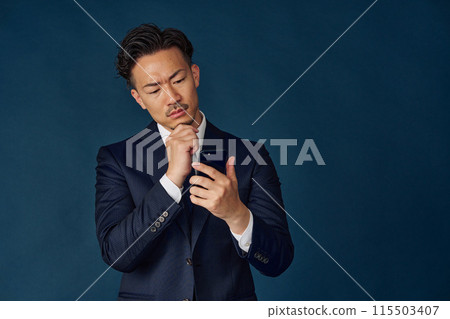 商人用智慧型手機思考 115503407