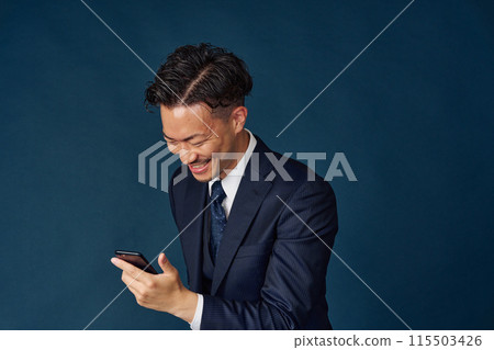 Businessman talking on a smartphone 115503426