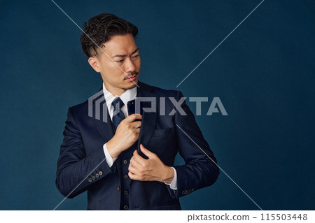 商人在智慧型手機上交談 115503448