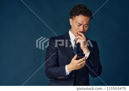 看智能手機的商人 115503470