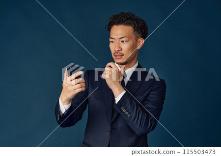 看智能手機的商人 看智能手機的商人 115503473