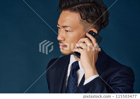 Businessman talking on a smartphone 115503477