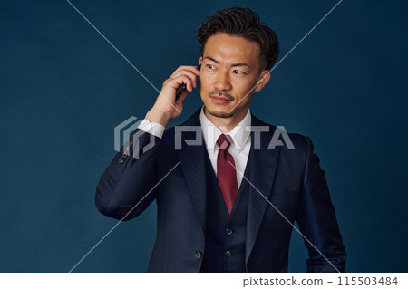 Businessman talking on a smartphone 115503484