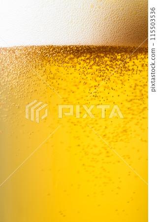 生啤酒倒入玻璃杯中，特寫 115503536