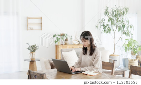 一名婦女在電腦上進行研究 115503553