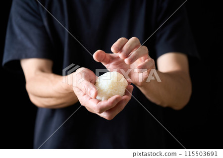 A man making rice balls 115503691