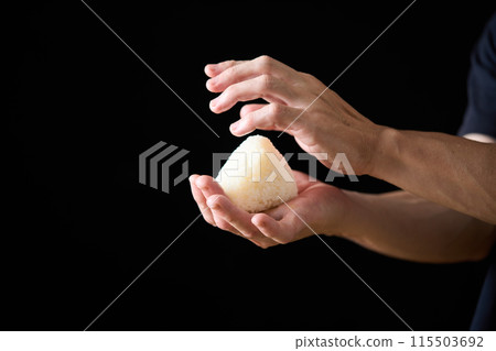 一個拿著飯糰的男人 一個拿著飯糰的男人 115503692