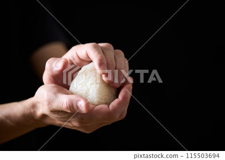 一個拿著飯糰的男人 115503694