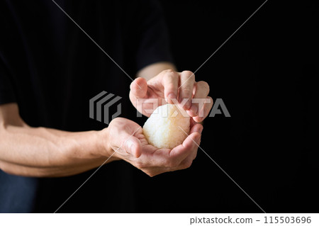 一個拿著飯糰的男人 115503696