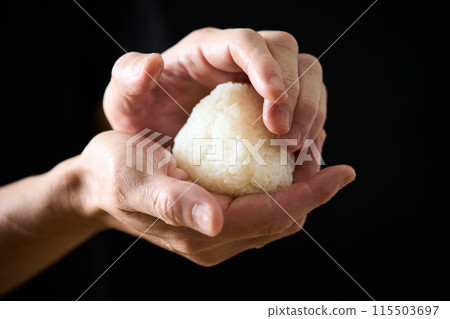 一個拿著飯糰的男人 一個拿著飯糰的男人 115503697