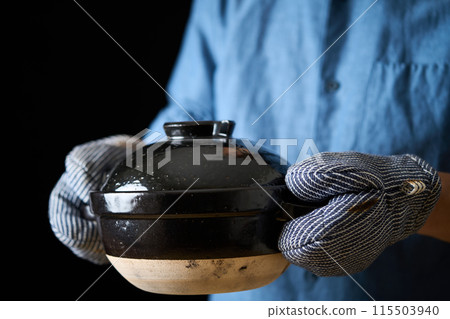 Man holding a rice cooker 115503940