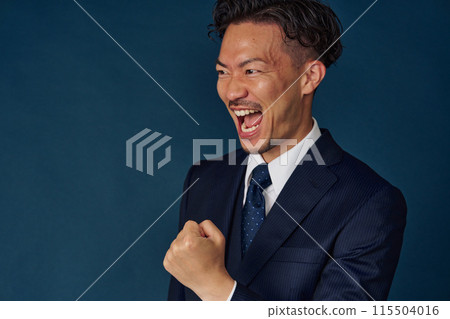  Businessman who plays guts pose 115504016