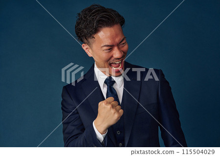  Businessman who plays guts pose 115504029