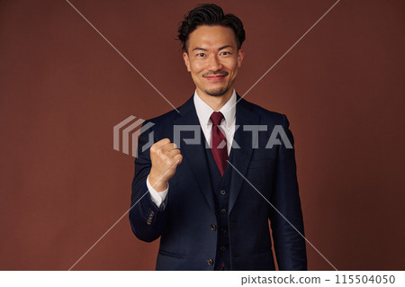  Businessman who plays guts pose 115504050
