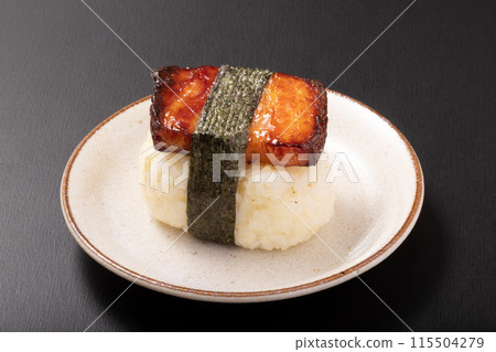 Thick-sliced bacon rice balls 115504279