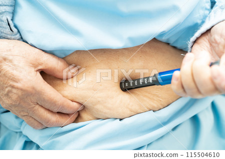 Senior woman patient injecting insulin for treat diabetes. 115504610