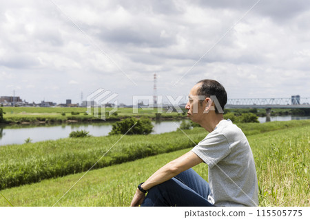中年男子坐在河床上 115505775