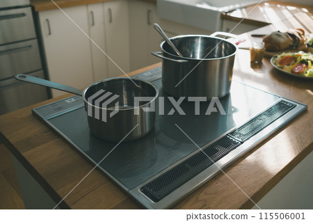 開放式廚房帶有IH爐灶和鍋子的風景 115506001