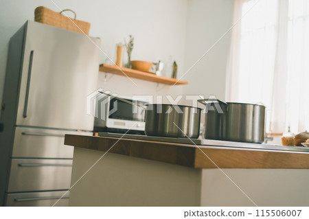 開放式廚房帶有IH爐灶和鍋子的風景 115506007