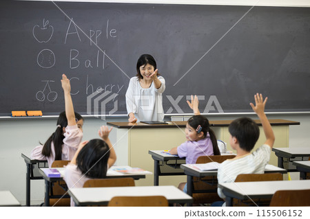日本小學教室裡教英文的老師和孩子們 日本小學教室裡教英文的老師和孩子們 115506152