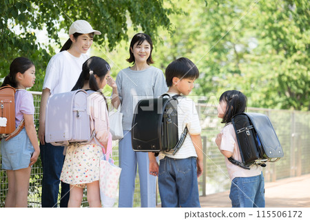 Elementary school students and their parents, and the morning group picking up and dropping off their children. They're all full of energy today too! 115506172