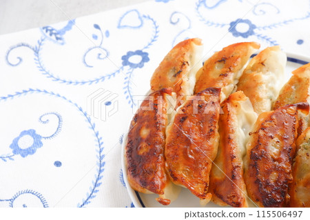 外皮酥脆，內裡多汁的烤餃子。 115506497