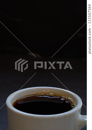 在您最喜歡的杯子裡喝著現煮咖啡休息一下的圖片 在您最喜歡的杯子裡喝著現煮咖啡休息一下的圖片 115507564