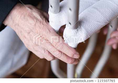 老人手裡拄著拐杖 115507765