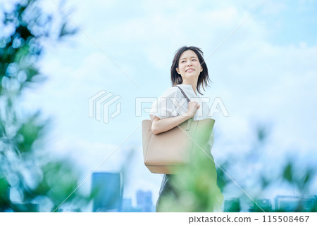 A young woman in casual clothes going to work 115508467