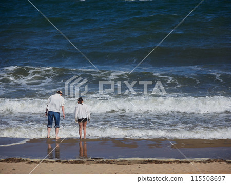 在夏季海灘上玩耍的父母和孩子 在夏季海灘上玩耍的父母和孩子 115508697