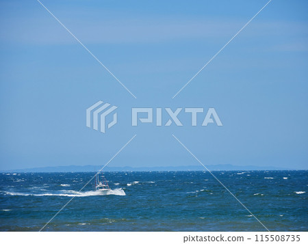 夏季海面航行的漁船景觀 115508735