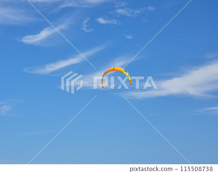 在夏天的海裡玩風箏衝浪 115508738