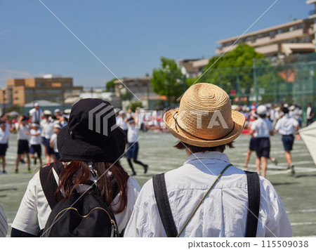 小學運動會的學生和家長 115509038