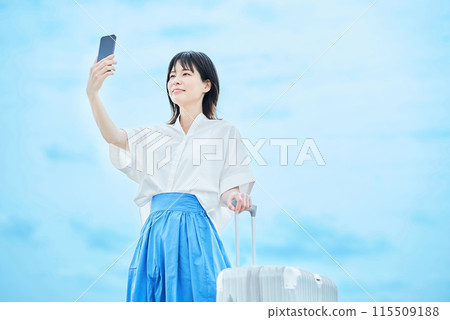 手裡提著手提箱行走的年輕女子 115509188