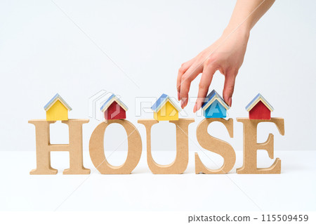 字母的木塊排列成“HOUSE” 字母的木塊排列成“HOUSE” 115509459