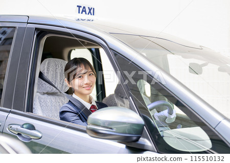 女司機和計程車服務員在駕駛座上微笑的照片 115510132