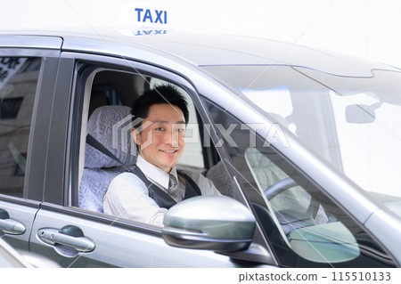 男司機坐在駕駛座上微笑著的士乘務員圖片 男司機坐在駕駛座上微笑著的士乘務員圖片 115510133